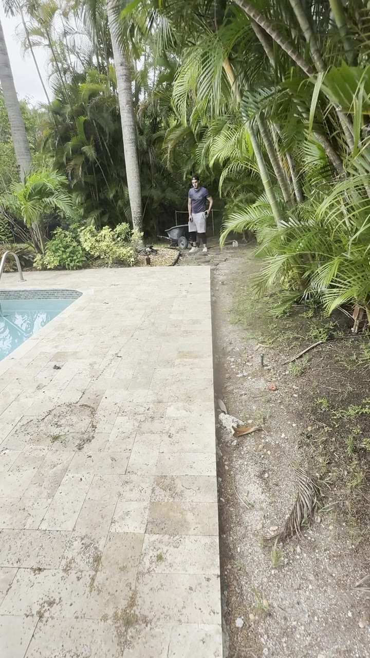 Camino de tierra junto a la piscina antes de la instalación