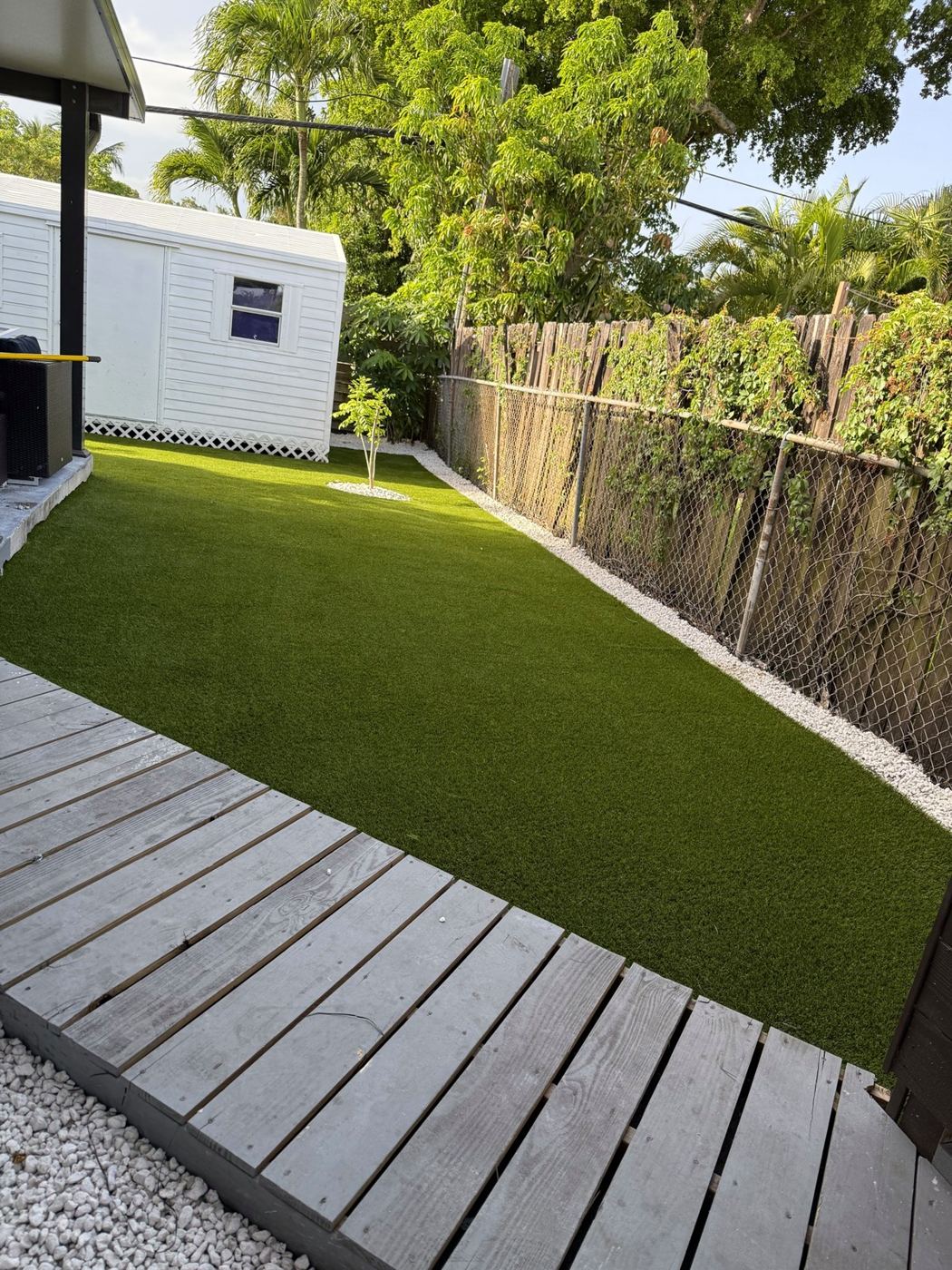 Patio lateral con deck de madera