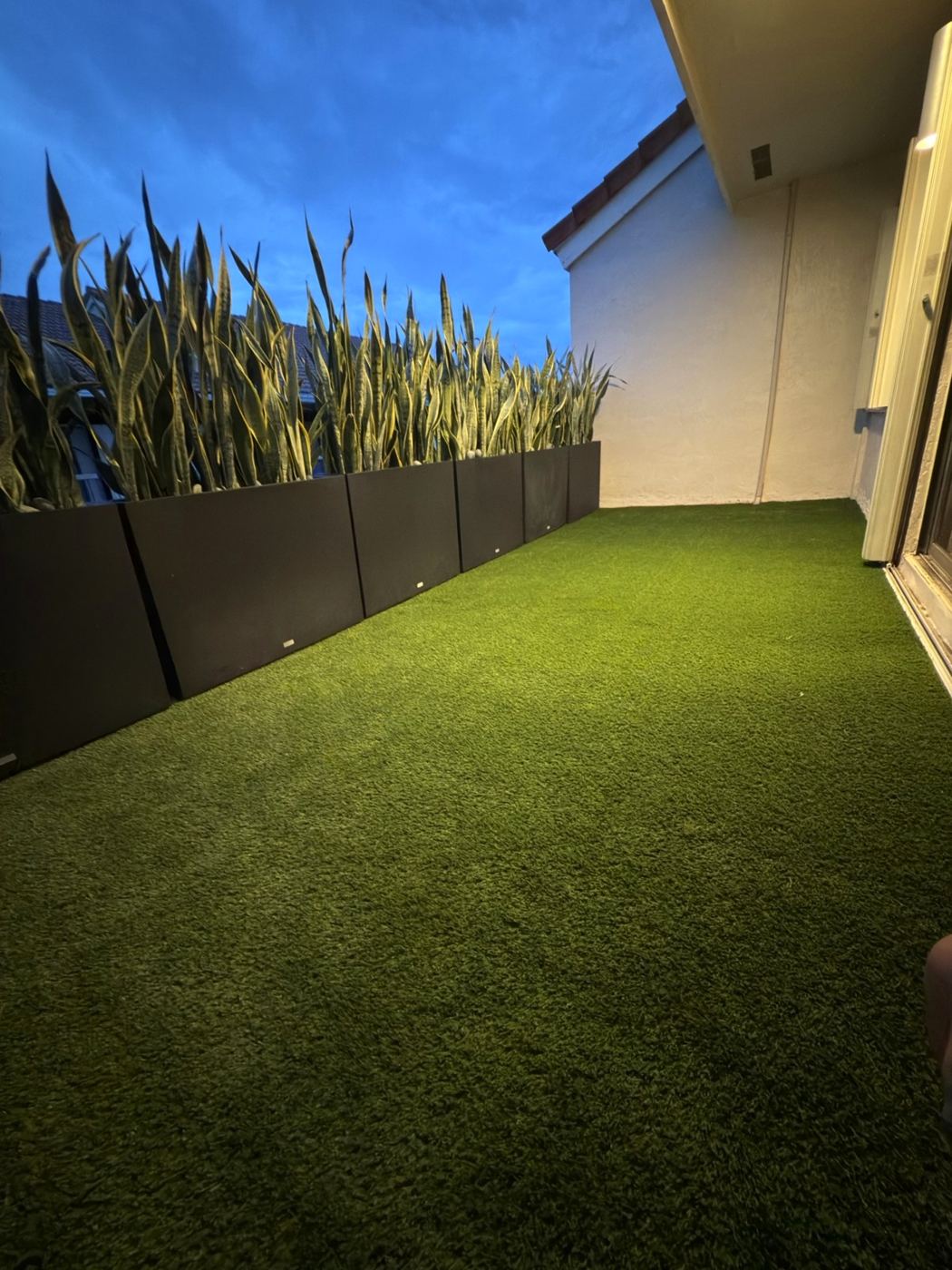 Patio estrecho con jardineras