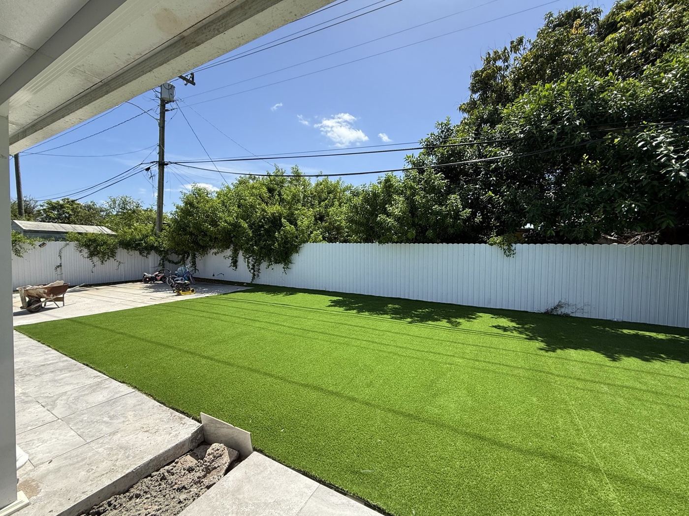 Patio grande con grama artificial