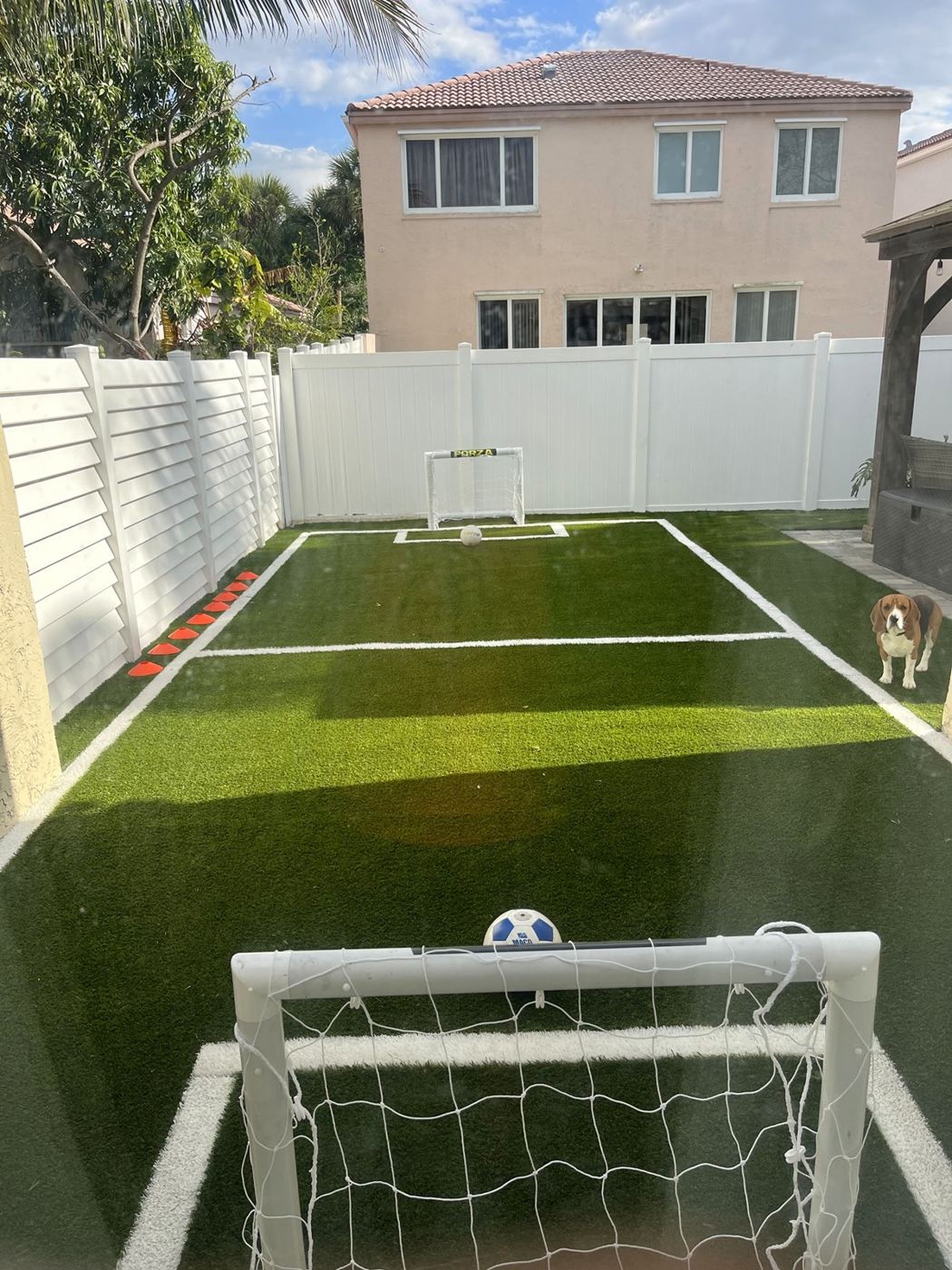 Cancha de fútbol de grama artificial en un patio