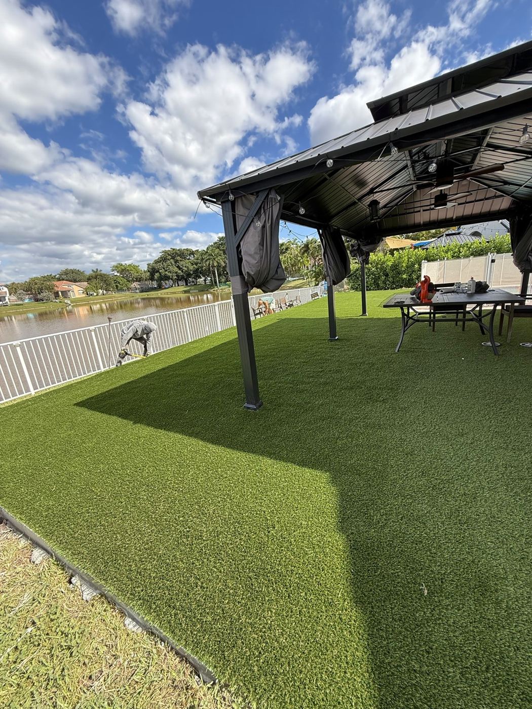 Patio con gazebo y grama artificial