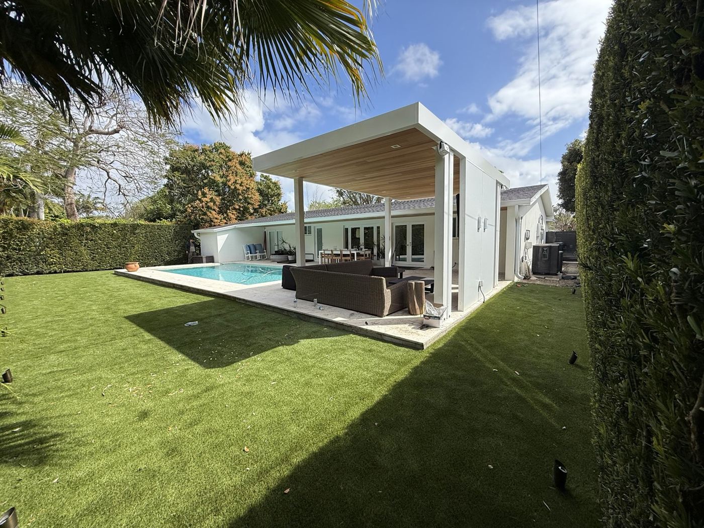 Casa moderna con piscina y grama artificial